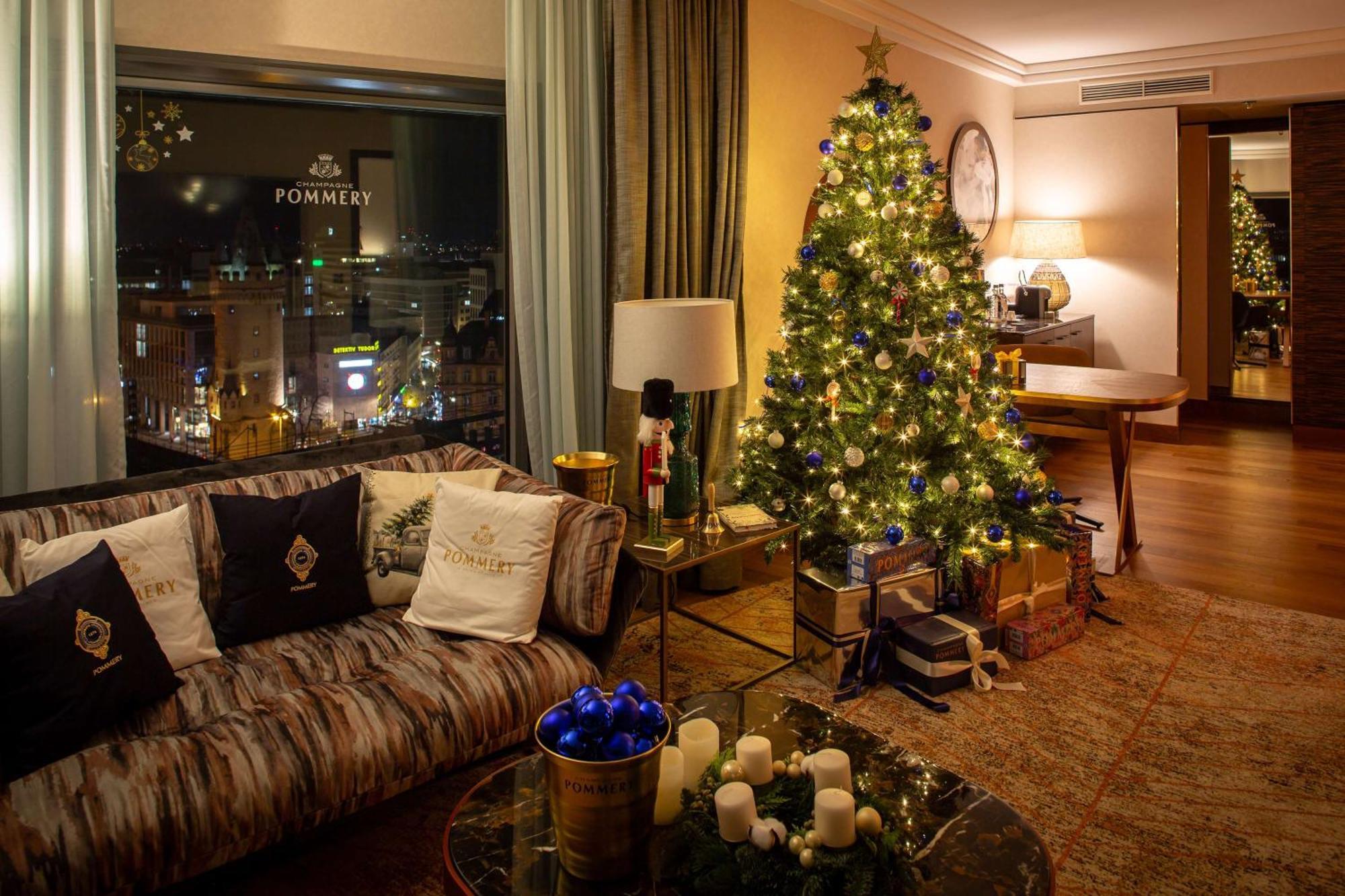 Hilton Frankfurt City Centre Frankfurt am Main Exterior photo A Christmas tree in a living room