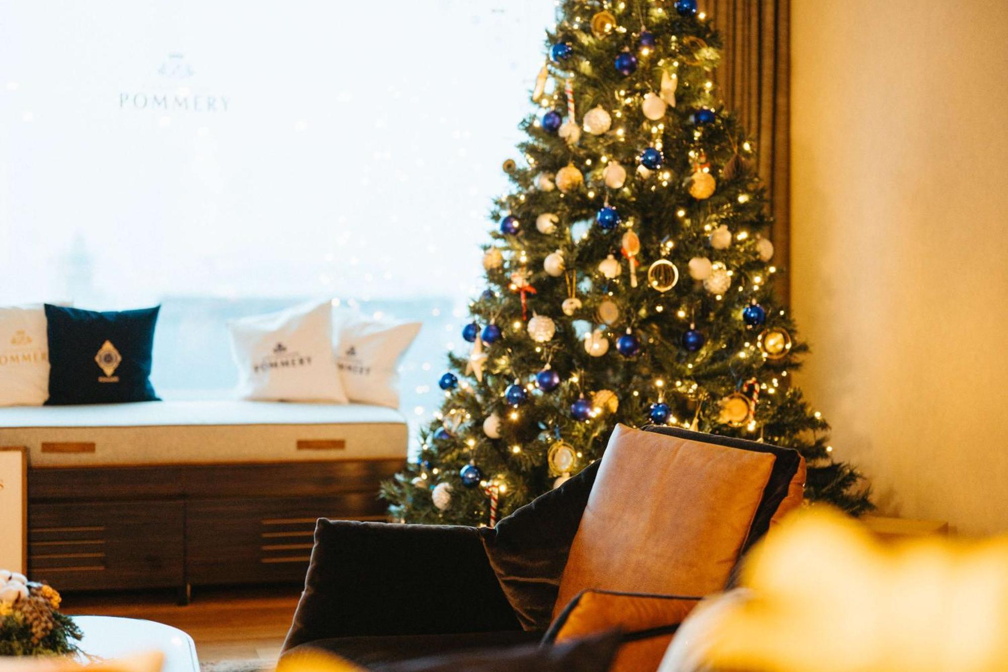 Hilton Frankfurt City Centre Frankfurt am Main Exterior photo A Christmas tree in a living room