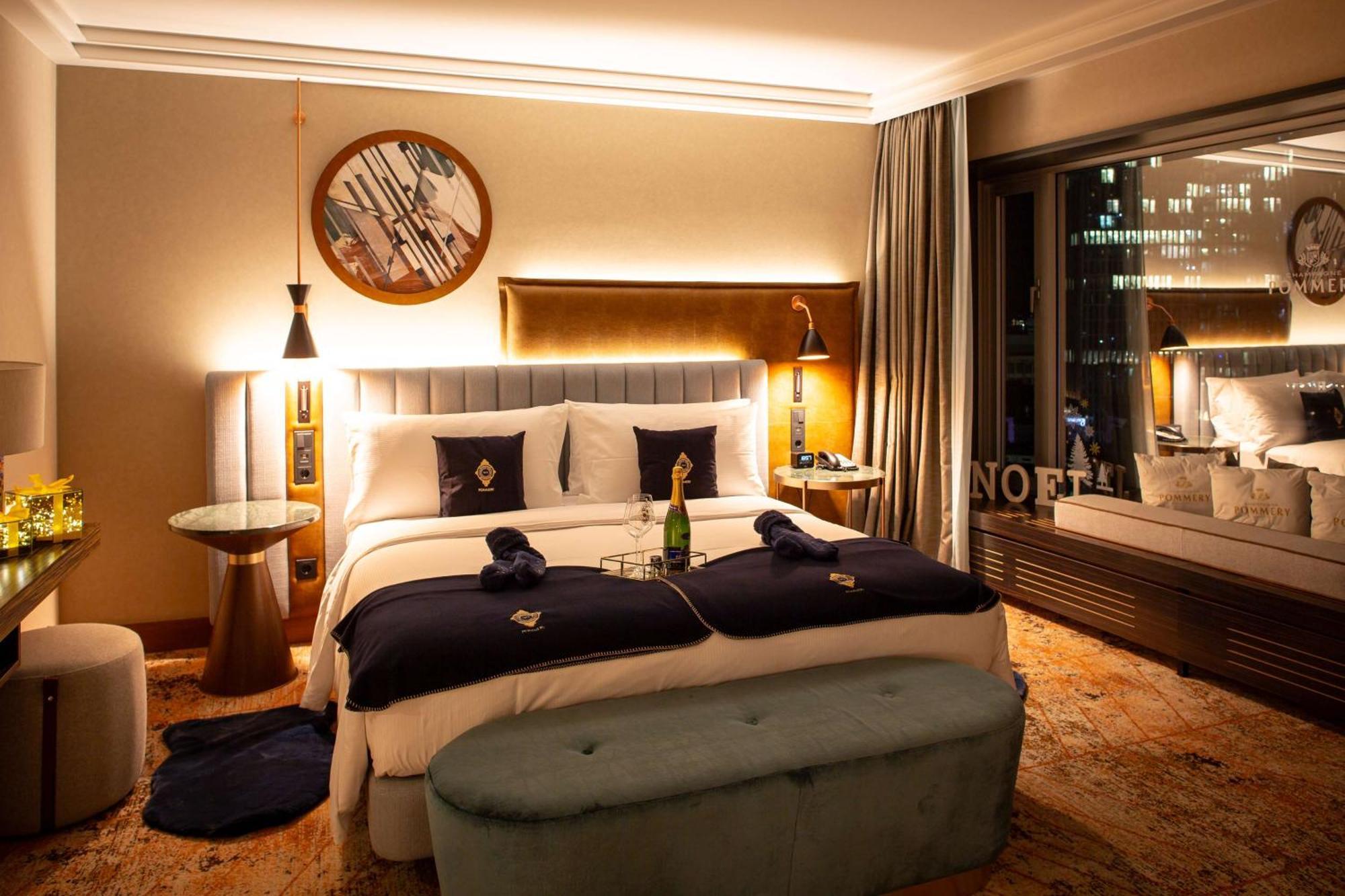 Hilton Frankfurt City Centre Frankfurt am Main Exterior photo A bedroom at the hotel